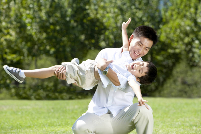 东方人,儿童,两个人,家庭,父母,父亲,儿子,站,蹲,笑,微笑,露齿笑,横图,竖图,室外,白天,正面,T恤衫,旅游,度假,游戏,快乐,兴奋,纯洁,草地,美景,中国,亚洲,连接,庭院,景观,田地,半空,玩,T恤,娱乐,刺激,草,树,小孩,停车,绿色,白色,自然,社区,手势,站着,享受,休闲,健康,温暖,温馨,父子,一家人,景色,放松,可爱,同意,童年,童趣,生活方式,活动,和睦,享乐,发泄,关爱,消遣,运送,智力,近景,自然风光,亲情,和平,童真,东亚,烂漫,无邪,北京市,宣泄,无忧无虑,天真,男孩,男人,男性,年轻男性,亚洲人,中国人,孩子,年轻人,休闲活动,玩耍,嬉戏,站立,张开手臂,彩图,爱,欢乐,深情,融洽,男生,打手势,V字手势,挨着,bj175