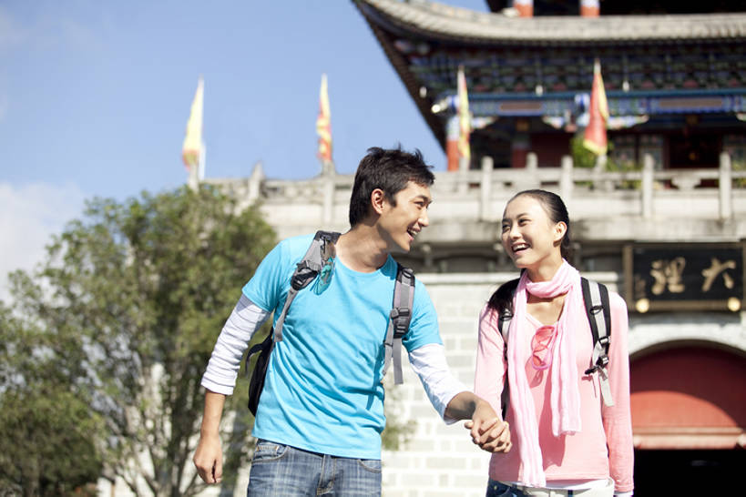 东方人,成年人,两个人,夫妻,笑,微笑,露齿笑,横图,竖图,室外,白天,留白,正面,爱情,旅游,度假,快乐,兴奋,探险,自由,友谊,建筑,中国,亚洲,行人,游客,游人,连接,大门,古城,围墙,浪漫,T恤,休闲装,历史,娱乐,石墙,路人,旅客,刺激,蓝色,天空,背包,太阳镜,围巾,社区,背着,享受,休闲,面对面,休闲服,恩爱,放松,探索,约会,恋人,享乐,愉悦,都市风光,关爱,近景,中国文化,东亚,远古,背包客,云南省,万里无云,异性恋,过客,无忧无虑,达利,男人,男性,年轻男性,年轻女性,女人,女性,亚洲人,中国人,年轻人,夫妇,情侣,休闲活动,步行,手牵手,彩图,旅行,爱,欢乐,伴侣,传统文化,美人,挨着,一见钟情,bj175