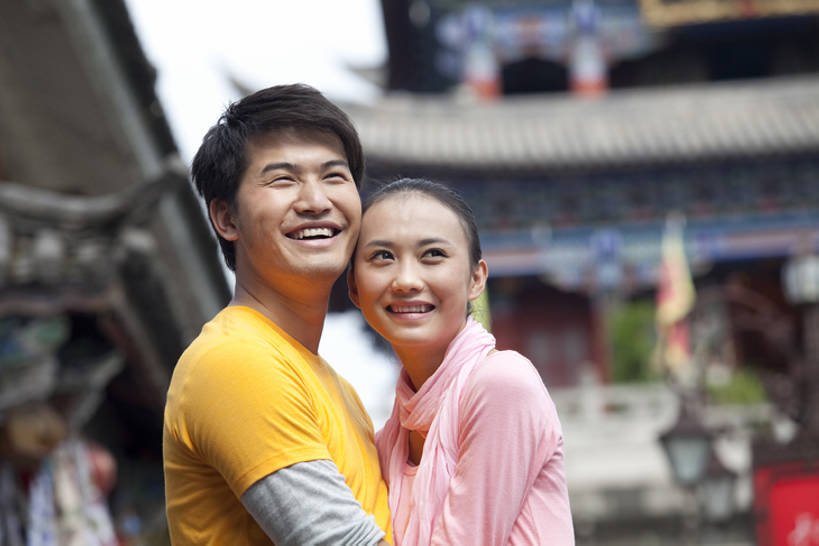 东方人,成年人,两个人,夫妻,站,笑,微笑,露齿笑,横图,竖图,室外,白天,留白,侧面,爱情,旅游,度假,快乐,探险,自由,友谊,建筑,中国,亚洲,行人,游客,游人,连接,古城,塔,浪漫,T恤,注视,休闲装,历史,娱乐,宝塔,路人,旅客,蓝色,天空,围巾,地标建筑,社区,观察,看,享受,休闲,休闲服,恩爱,放松,探索,搭,约会,恋人,观看,察看,享乐,愉悦,搭着,都市风光,关爱,关注,中国文化,东亚,远古,云南省,异性恋,过客,无忧无虑,达利,男人,男性,年轻男性,年轻女性,女人,女性,亚洲人,中国人,年轻人,夫妇,情侣,休闲活动,拥抱,半身,彩图,旅行,爱,欢乐,深情,伴侣,传统文化,美人,挨着,bj175