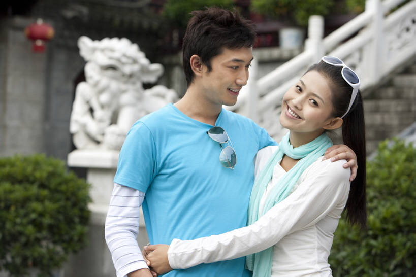 东方人,成年人,两个人,夫妻,站,笑,微笑,露齿笑,横图,竖图,室外,白天,留白,正面,爱情,旅游,度假,快乐,自由,友谊,建筑,雕塑,中国,亚洲,行人,游客,游人,连接,装饰,雕像,古城,浪漫,T恤,注视,休闲装,历史,娱乐,路人,旅客,围巾,地标建筑,社区,观察,看,靠,靠着,享受,休闲,休闲服,恩爱,放松,搭,约会,恋人,观看,踏步,察看,享乐,愉悦,搭着,都市风光,关爱,关注,中国文化,东亚,远古,云南省,异性恋,过客,无忧无虑,达利,男人,男性,年轻男性,年轻女性,女人,女性,亚洲人,中国人,年轻人,夫妇,情侣,休闲活动,拥抱,半身,彩图,旅行,爱,欢乐,深情,伴侣,传统文化,美人,挨着,bj175