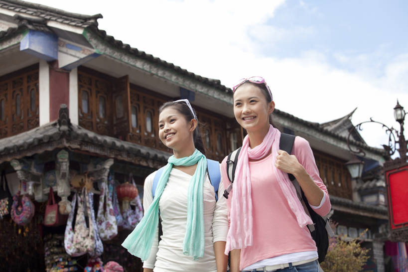 东方人,成年人,一个人,两个人,商店,笑,微笑,露齿笑,横图,竖图,室外,白天,留白,正面,仰视,购物,旅游,度假,快乐,兴奋,探险,自由,友谊,消费,建筑,中国,亚洲,仅一个年轻女性,仅一个女性,仅一个人,行人,游客,游人,连接,并排,古城,T恤,注视,牛仔裤,休闲装,历史,娱乐,路人,旅客,刺激,蓝色,天空,背包,太阳镜,围巾,地标建筑,社区,背着,观察,看,享受,休闲,休闲服,放松,零售,探索,金融,观看,察看,享乐,愉悦,都市风光,关注,中国文化,选购,贸易,东亚,远古,背包客,云南省,万里无云,血拼,过客,无忧无虑,达利,冒险,年轻女性,女人,女性,亚洲人,中国人,年轻人,休闲活动,步行,半身,彩图,低角度拍摄,旅行,欢乐,传统文化,美人,闺密,挨着,股票行情,bj175