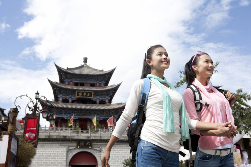 东方人,成年人,一个人,两个人,笑,微笑,露齿笑,横图,竖图,室外,白天,留白,侧面,仰视,旅游,度假,快乐,兴奋,探险,自由,友谊,信心,建筑,中国,亚洲,仅一个年轻女性,仅一个女性,仅一个人,行人,游客,游人,连接,并排,大门,古城,围墙,塔,T恤,注视,牛仔裤,休闲装,历史,娱乐,宝塔,路人,旅客,刺激,蓝色,天空,背包,太阳镜,围巾,地标建筑,社区,背着,观察,看,享受,休闲,休闲服,放松,探索,观看,察看,享乐,愉悦,都市风光,关注,近景,中国文化,东亚,远古,背包客,云南省,万里无云,过客,无忧无虑,达利,冒险,年轻女性,女人,女性,亚洲人,中国人,年轻人,休闲活动,步行,手牵手,彩图,低角度拍摄,旅行,欢乐,传统文化,美人,闺密,挨着,bj175