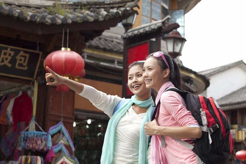 东方人,成年人,一个人,两个人,站,笑,微笑,露齿笑,横图,竖图,室外,白天,留白,侧面,旅游,度假,快乐,兴奋,探险,自由,友谊,建筑,中国,亚洲,仅一个年轻女性,仅一个女性,仅一个人,行人,游客,游人,连接,并排,灯笼,古城,T恤,注视,休闲装,历史,娱乐,路人,旅客,刺激,蓝色,天空,背包,太阳镜,围巾,地标建筑,社区,背着,观察,看,享受,休闲,休闲服,汉字,放松,探索,观看,指导,察看,享乐,愉悦,都市风光,关注,中国文化,瞄准,东亚,远古,背包客,云南省,万里无云,过客,无忧无虑,达利,冒险,年轻女性,女人,女性,亚洲人,中国人,年轻人,休闲活动,半身,彩图,旅行,欢乐,传统文化,美人,闺密,挨着,股票行情,bj175