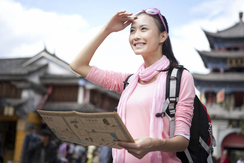 东方人,成年人,一个人,站,笑,微笑,露齿笑,横图,竖图,室外,白天,留白,侧面,旅游,度假,快乐,兴奋,探险,自由,信心,建筑,地图,中国,亚洲,仅一个年轻女性,仅一个女性,仅一个人,行人,游客,游人,大门,古城,塔,T恤,拿着,注视,休闲装,历史,娱乐,宝塔,路人,旅客,刺激,蓝色,天空,背包,太阳镜,围巾,地标建筑,背着,观察,看,享受,休闲,休闲服,放松,探索,遮,遮掩,观看,察看,掩盖,享乐,遮挡,愉悦,都市风光,关注,中国文化,东亚,远古,遮盖,背包客,云南省,万里无云,掩饰,过客,无忧无虑,达利,冒险,年轻女性,女人,女性,亚洲人,中国人,年轻人,休闲活动,半身,彩图,旅行,欢乐,传统文化,美人,股票行情,bj175