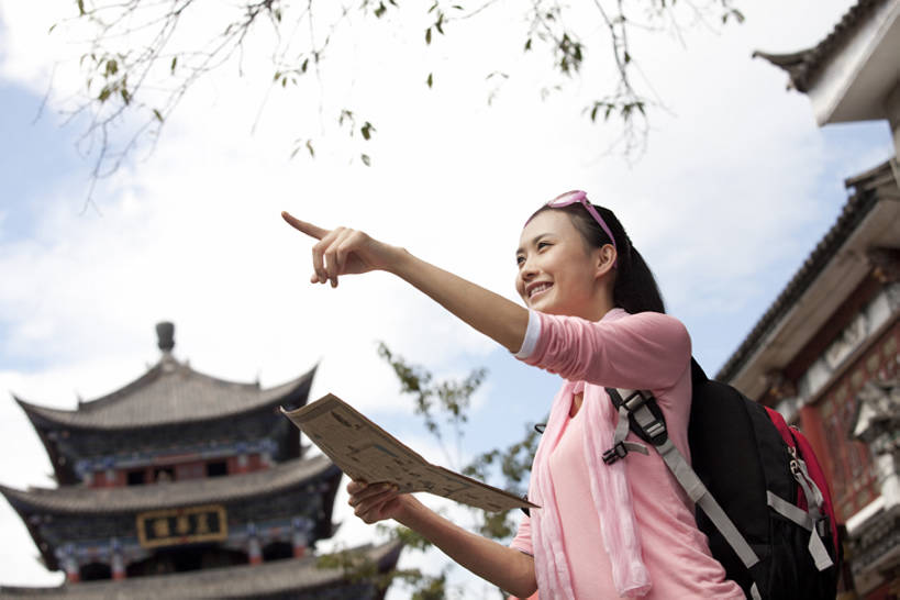 东方人,成年人,一个人,站,笑,微笑,露齿笑,横图,竖图,室外,白天,留白,侧面,仰视,旅游,度假,快乐,兴奋,探险,自由,信心,建筑,地图,中国,亚洲,仅一个年轻女性,仅一个女性,仅一个人,行人,游客,游人,大门,古城,塔,T恤,拿着,注视,休闲装,历史,娱乐,宝塔,路人,旅客,刺激,蓝色,天空,背包,太阳镜,围巾,地标建筑,背着,观察,看,享受,休闲,休闲服,放松,探索,观看,指导,察看,享乐,愉悦,都市风光,关注,中国文化,瞄准,东亚,远古,背包客,云南省,万里无云,过客,无忧无虑,达利,冒险,年轻女性,女人,女性,亚洲人,中国人,年轻人,休闲活动,半身,彩图,低角度拍摄,旅行,欢乐,传统文化,美人,股票行情,bj175