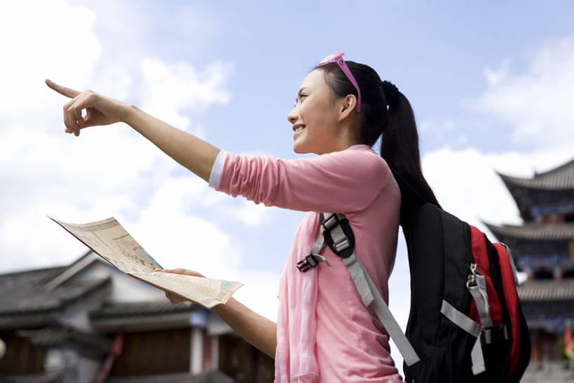 东方人,成年人,一个人,站,笑,微笑,露齿笑,横图,竖图,室外,白天,留白,侧面,旅游,度假,快乐,兴奋,探险,自由,信心,建筑,地图,中国,亚洲,仅一个年轻女性,仅一个女性,仅一个人,行人,游客,游人,大门,古城,塔,T恤,拿着,注视,休闲装,历史,娱乐,宝塔,路人,旅客,刺激,蓝色,天空,背包,太阳镜,围巾,地标建筑,背着,观察,看,享受,休闲,休闲服,放松,探索,观看,指导,察看,享乐,愉悦,都市风光,关注,中国文化,瞄准,东亚,远古,背包客,云南省,万里无云,过客,无忧无虑,达利,冒险,年轻女性,女人,女性,亚洲人,中国人,年轻人,休闲活动,半身,彩图,旅行,欢乐,传统文化,美人,股票行情,bj175