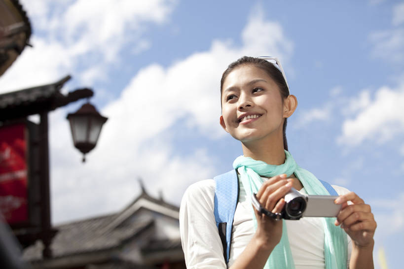 东方人,成年人,一个人,站,笑,微笑,露齿笑,横图,竖图,室外,白天,留白,正面,仰视,旅游,度假,快乐,兴奋,探险,自由,信心,技术,建筑,路灯,相机,中国,亚洲,仅一个年轻女性,仅一个女性,仅一个人,行人,游客,游人,屋顶,古城,摄像机,T恤,拿着,注视,休闲装,历史,娱乐,路人,旅客,刺激,拍照,蓝色,天空,背包,太阳镜,围巾,地标建筑,背着,观察,看,享受,休闲,休闲服,放松,探索,摄像,摄影,摄影机,观看,怀旧,察看,享乐,愉悦,都市风光,关注,中国文化,录像,东亚,远古,背包客,云南省,万里无云,无线电技术,过客,无忧无虑,达利,冒险,年轻女性,女人,女性,亚洲人,中国人,年轻人,休闲活动,半身,彩图,低角度拍摄,旅行,欢乐,传统文化,美人,数码摄像机,bj175