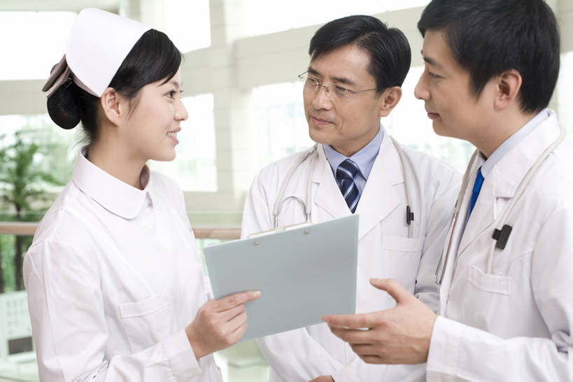 东方人,成年人,中年人,老年人,三个人,医生,护士,医院,笑,微笑,露齿笑,横图,白天,侧面,工作服,制服,讨论,快乐,成功,团队,信心,技术,昆明,中国,亚洲,捆扎,眼镜,听,云南,听诊器,医护人员,医疗人员,职业,面对面,服务,技巧,支撑,写字板,医疗,越过,手艺,合伙,东亚,实验服,工作制服,技能,技艺,认真,老年男性,男人,男性,年轻男性,年轻女性,女人,女性,亚洲人,中国人,年轻人,大夫,半身,彩图,工作套服,妙技,给予,病历卡,本领,bj175