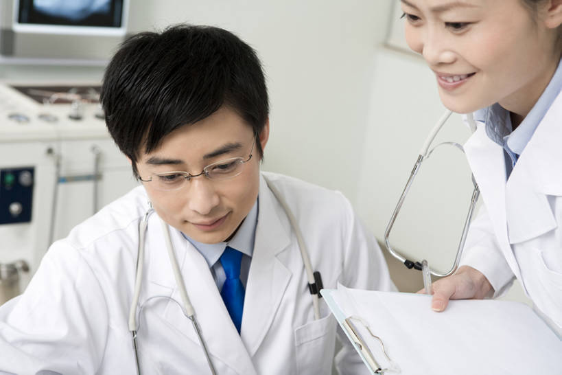 东方人,成年人,脸,头,脸颊,两个人,医生,医院,笑,微笑,露齿笑,横图,白天,正面,工作服,讨论,快乐,合作,团队,信心,昆明,中国,亚洲,云南,肩膀,听诊器,医护人员,医疗人员,职业,写字板,医疗,专心,合伙,东亚,实验服,男人,男性,年轻男性,年轻女性,女人,女性,亚洲人,中国人,年轻人,头部,脸部,脸蛋,面部,大夫,技术员,彩图,bj175