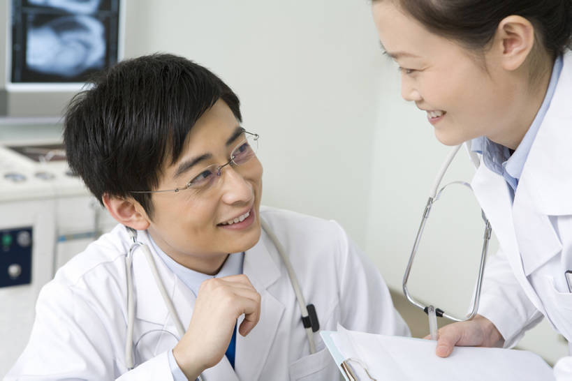 东方人,成年人,脸,头,脸颊,两个人,医生,医院,笑,微笑,露齿笑,横图,白天,正面,工作服,讨论,快乐,通讯,合作,团队,昆明,中国,亚洲,准备,云南,肩膀,听诊器,医护人员,医疗人员,职业,面对面,支撑,医疗,合伙,东亚,实验服,男人,男性,年轻男性,年轻女性,女人,女性,亚洲人,中国人,年轻人,头部,脸部,脸蛋,面部,大夫,技术员,彩图,bj175