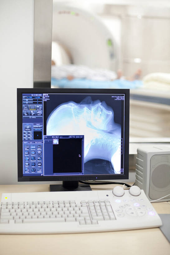 一个人,病人,医院,竖图,正面,机器,显示器,键盘,技术,亚洲,检查,朦胧,模糊,研究,分析,医学,标志,瓷器,屏幕,数字,文字,字符,设备,输入设备,通讯设备,标识,阿拉伯数字,体检,医疗,医疗设备,医疗器械,通信设备,核磁共振,计算机设备,东亚,核磁共振成像,科学实验,CAT扫描仪,MRI扫描仪,磁共振成像,核磁共振技术,信任,电脑键盘,计算机,彩图,体格检查,bj175