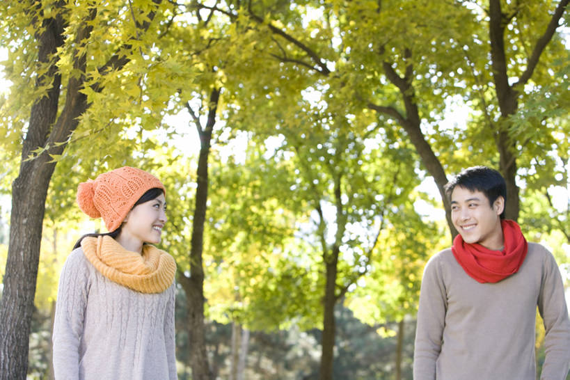 东方人,两个人,夫妻,站,笑,微笑,露齿笑,横图,竖图,室外,白天,留白,正面,毛衣,爱情,快乐,友谊,帽子,中国,亚洲,连接,浪漫,休闲装,树,停车,黄色,红色,围巾,社区,休闲,面对面,恩爱,约会,恋人,东亚,北京市,编织帽,异性恋,男人,男性,年轻男性,年轻女性,女人,女性,亚洲人,中国人,年轻人,夫妇,情侣,秋天,半身,彩图,爱,伴侣,林区,一见钟情,bj175