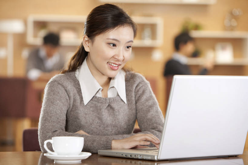 咖啡,东方人,成年人,脸,头,脸颊,三个人,坐,笑,微笑,露齿笑,横图,室内,通讯,笔记本电脑,互联网,技术,桌子,中国,亚洲,敲打,咖啡杯,休闲装,输入,饮食,肩膀,打字,休闲,放松,生活方式,点击,敲击,便利,专心,享乐,都市风光,网上冲浪,东亚,北京市,无线电技术,按键,男人,男性,年轻男性,年轻女性,女人,女性,亚洲人,中国人,年轻人,头部,脸部,脸蛋,面部,彩图,欢乐,咖啡馆,一见钟情,bj175