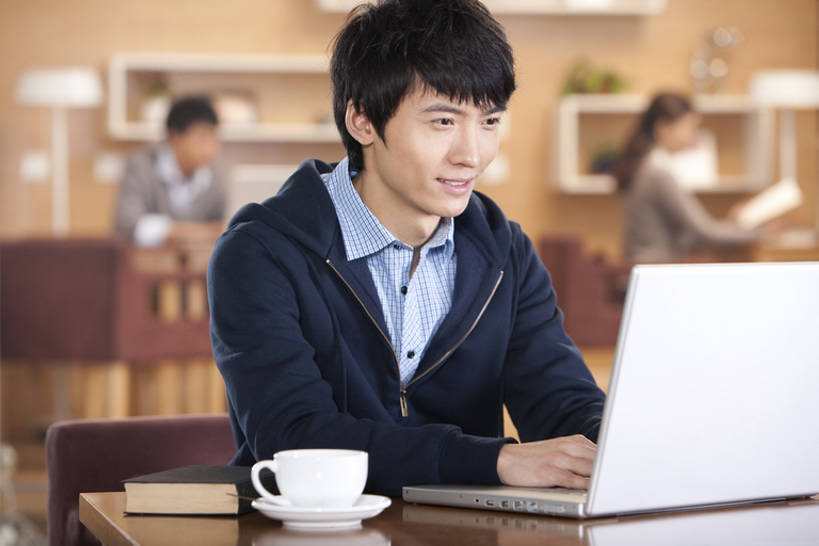 咖啡,东方人,成年人,脸,头,脸颊,三个人,坐,笑,微笑,露齿笑,横图,室内,通讯,笔记本电脑,互联网,技术,桌子,中国,亚洲,敲打,咖啡杯,休闲装,输入,饮食,肩膀,打字,休闲,放松,生活方式,点击,敲击,便利,享乐,都市风光,网上冲浪,东亚,北京市,无线电技术,无忧无虑,按键,男人,男性,年轻男性,年轻女性,女人,女性,亚洲人,中国人,年轻人,头部,脸部,脸蛋,面部,书,彩图,欢乐,咖啡馆,一见钟情,bj175