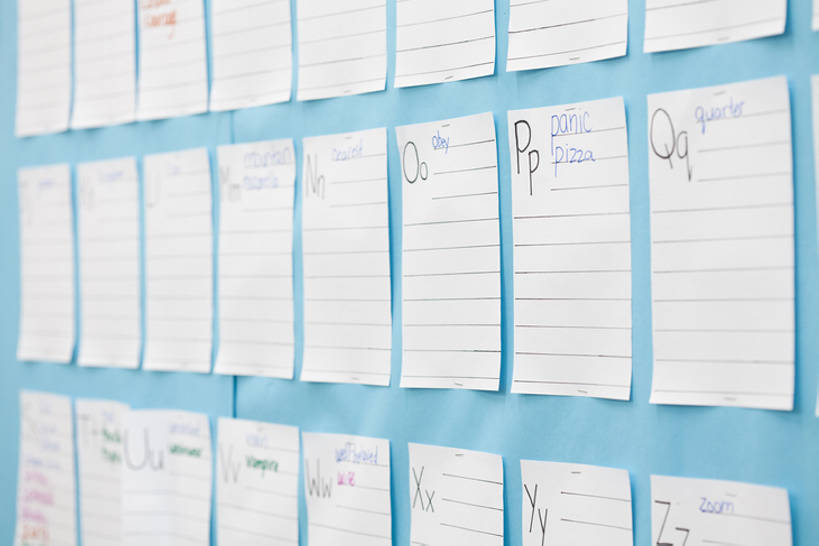 无人,学生,学校,教学楼,横图,特写,纯洁,装饰,告示牌,围墙,教育,校园,教室,家庭作业,可爱,童年,童趣,英文字母,知识,童真,烂漫,无邪,天真,彩图,教学大楼,小学,留言板,小学生,bj175