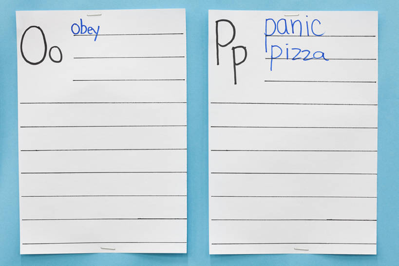 无人,学生,学校,教学楼,横图,特写,纯洁,装饰,告示牌,围墙,教育,校园,教室,家庭作业,可爱,童年,童趣,英文字母,知识,童真,烂漫,无邪,天真,彩图,教学大楼,小学,留言板,小学生,bj175