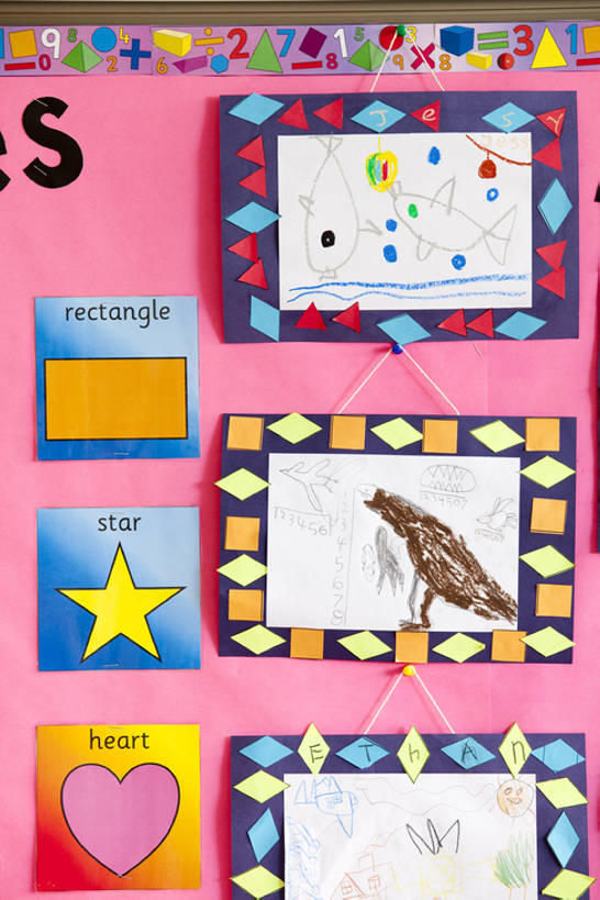 无人,学生,学校,教学楼,竖图,特写,纯洁,告示牌,围墙,教育,蜡笔画,校园,教室,可爱,童年,童趣,英文字母,知识,童真,烂漫,无邪,天真,彩图,教学大楼,小学,留言板,小学生,bj175