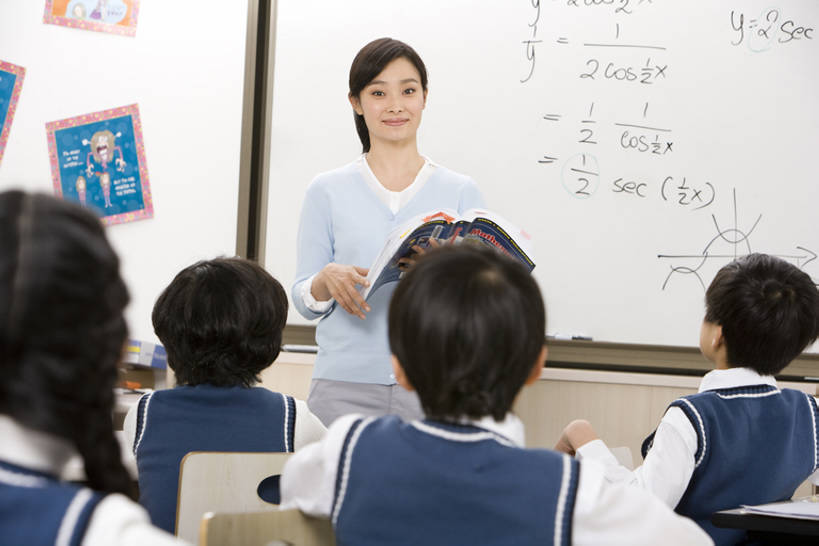 东方人,儿童,少年,学生,教师,学校,教学楼,坐,微笑,横图,竖图,室内,正面,纯洁,信心,中国,亚洲,五个人,背心,教育,听,注视,休闲装,校园,小孩,白板,观察,教,看,教室,校服,可爱,童年,童趣,观看,察看,专心,知识,享乐,解释,关注,决心,童真,东亚,烂漫,无邪,北京市,教员,数学符号,天真,男孩,年轻女性,女孩,女人,女性,亚洲人,中国人,孩子,年轻人,老师,书,半身,彩图,教学大楼,小学,先生,男生,女生,小学生,bj175