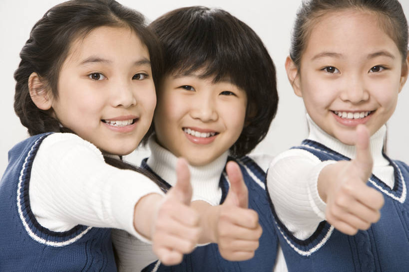 东方人,儿童,少年,脸,头,脸颊,手,一个人,三个人,学生,站,举,笑,微笑,露齿笑,横图,竖图,室内,正面,游戏,快乐,兴奋,友谊,纯洁,智慧,中国,亚洲,仅一个女性,仅一个人,连接,突出,并排,背心,教育,玩,注视,娱乐,称赞,表扬,刺激,肩膀,小孩,社区,观察,看,手势,托,仅一个小孩,休闲,教室,校服,可爱,竖,童年,童趣,观看,活动,翘,高,察看,享乐,夸奖,优秀,愉悦,发泄,关注,消遣,智力,童真,东亚,烂漫,无邪,好,妙,顺利,出色,超群,杰出,卓越,奇妙,北京市,宣泄,聪明,天真,团结,女孩,女人,女性,亚洲人,中国人,孩子,大拇指,头部,脸部,脸蛋,面部,举起,举手,举着,玩耍,嬉戏,向上举,向上伸,向上托,彩图,女生,打手势,小学生,bj175