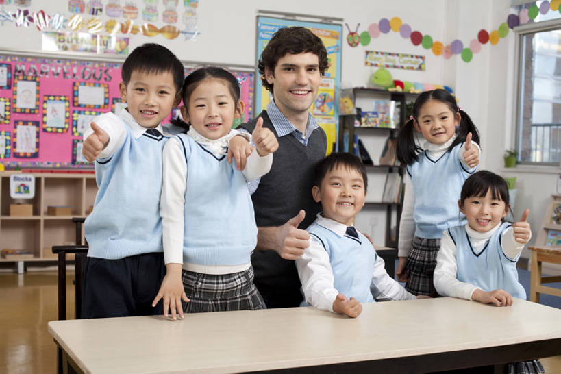 东方人,西方人,儿童,少年,手,学生,教师,学校,教学楼,站,坐,笑,微笑,露齿笑,横图,竖图,室内,侧面,衬衫,裙子,游戏,兴奋,纯洁,智慧,团队,欧洲,中国,欧洲人,亚洲,连接,突出,背心,领带,教育,玩,注视,娱乐,称赞,表扬,书桌,校园,刺激,小孩,社区,观察,教,看,手势,站着,休闲,教室,校服,可爱,竖,童年,童趣,搭,观看,活动,翘,高,支撑,察看,知识,享乐,夸奖,象征,优秀,愉悦,庄重,搭着,发泄,关注,青春期,消遣,智力,身份,童真,东亚,烂漫,无邪,好,妙,顺利,出色,超群,杰出,卓越,奇妙,北京市,宣泄,正式,地位,教员,聪明,天真,团结,男孩,男人,男性,年轻男性,女孩,白种人,亚洲人,中国人,孩子,年轻人,大拇指,老师,玩耍,嬉戏,站立,半身,彩图,衬衣,教学大楼,小学,先生,男生,女生,打手势,小学生,白色人种,bj175