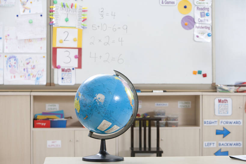 无人,学生,学校,教学楼,横图,室内,仪器,海洋,地图,网格,地球仪,数字,线条,世界地图,地球,陆地,教育,全球,书桌,校园,球,白板,经纬线,模型,教室,球体,行星,地理,国家,英文字母,大陆,世界,知识,青春期,纬线,版图,经线,经纬仪,地理学,数学符号,自然地理,彩图,教学大楼,小学,大洋,大洲,小学生,bj175