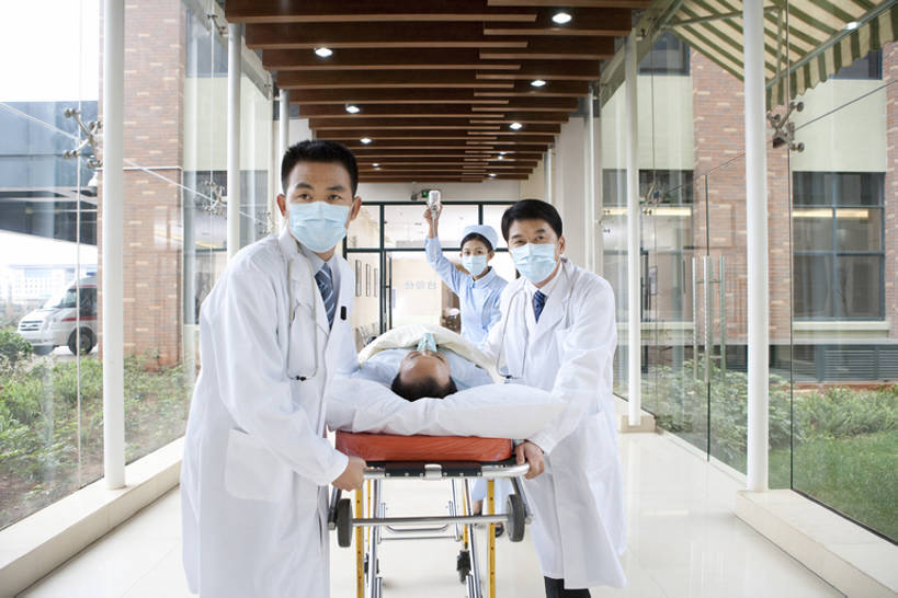 东方人,成年人,中年人,老年人,四个人,医生,病人,护士,医院,站,躺,推,横图,室内,正面,工作服,制服,合作,团队,信心,技术,窗户,昆明,中国,亚洲,捆扎,毯子,走廊,拿着,云南,听诊器,医护人员,医疗人员,职业,面膜,服务,技巧,支撑,动作,急救,医疗,担架,氧气面罩,专心,关爱,运送,紧急,近景,决心,手艺,医疗器械,氧气管,医疗工具,救援,东亚,实验服,静脉滴注,救助,工作制服,紧迫,技能,技艺,认真,老年男性,男人,男性,年轻女性,女人,女性,中年男性,亚洲人,中国人,年轻人,步行,仰卧,彩图,工作套服,妙技,本领,紧急救助,bj175