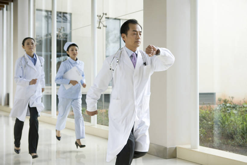 东方人,中年人,老年人,三个人,医生,护士,医院,横图,室内,白天,留白,正面,工作服,衬衫,制服,窗户,昆明,中国,亚洲,走廊,领带,干净,听诊器,医护人员,医疗人员,力量,沉思,擦洗,服务,医疗,核对,象征,庄重,关爱,决心,努力,身份,东亚,实验服,慢跑,云南省,正式,地位,可靠,工作制服,紧迫,贡献,援救,认真,老年男性,男人,男性,年轻女性,女人,女性,中年女性,亚洲人,中国人,年轻人,大夫,彩图,全身,衬衣,工作套服,校对,校勘,bj175