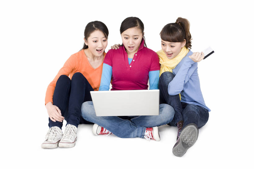 东方人,成年人,一个人,三个人,坐,横图,留白,白色背景,正面,购物,通讯,友谊,消费,笔记本电脑,互联网,技术,中国,亚洲,仅一个年轻女性,仅一个女性,仅一个人,敲打,并排,牛仔裤,休闲装,输入,打字,张嘴,表情,搭,金融,点击,惊奇,敲击,网上购物,享乐,搭着,网购,选购,张大嘴巴,贸易,东亚,北京市,血拼,无线电技术,按键,计算机,年轻女性,女人,女性,亚洲人,中国人,年轻人,张开嘴,电子商务,坐着,彩图,全身,影棚拍摄,团购,一见钟情,bj175