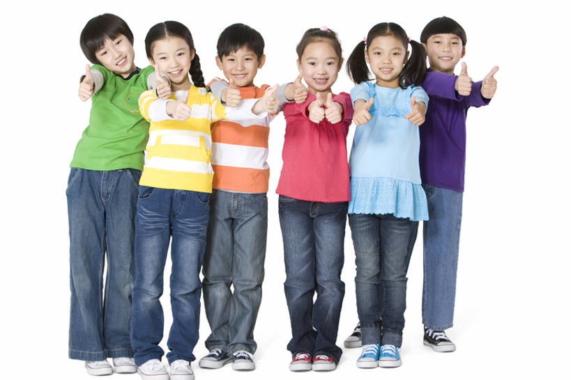 东方人,儿童,学生,站,举,笑,微笑,露齿笑,横图,竖图,彩色,白色背景,正面,游戏,快乐,兴奋,友谊,纯洁,智慧,成功,团队,中国,亚洲,连接,条纹,突出,欢呼,庆祝,并排,玩,注视,牛仔裤,休闲装,娱乐,称赞,表扬,刺激,小孩,社区,观察,看,手势,托,站着,休闲,可爱,竖,童年,童趣,观看,活动,五颜六色,翘,麻花辫,高,色彩斑斓,察看,享乐,夸奖,优秀,愉悦,成就,发泄,关注,消遣,智力,五彩缤纷,童真,东亚,烂漫,无邪,好,妙,顺利,出色,超群,杰出,卓越,奇妙,北京市,宣泄,五彩斑斓,集体照,五光十色,聪明,天真,团结,男孩,男人,男性,女孩,亚洲人,中国人,孩子,大拇指,举起,举手,举着,玩耍,嬉戏,向上举,向上伸,向上托,站立,彩图,全身,影棚拍摄,男生,打手势,小学生,bj175