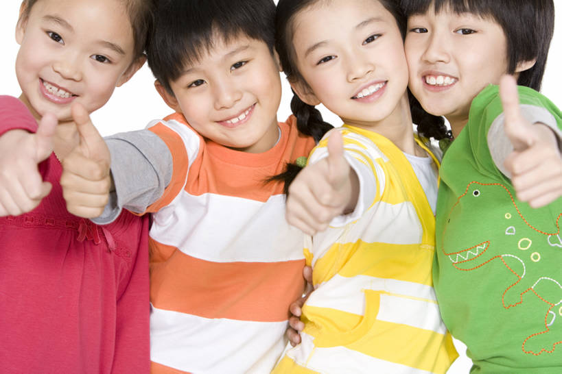 东方人,儿童,四个人,学生,站,举,笑,微笑,露齿笑,横图,竖图,彩色,白色背景,正面,游戏,快乐,兴奋,友谊,纯洁,智慧,成功,团队,中国,亚洲,连接,条纹,突出,欢呼,并排,玩,注视,牛仔裤,休闲装,娱乐,称赞,表扬,刺激,小孩,社区,观察,看,手势,托,站着,休闲,可爱,竖,童年,童趣,观看,活动,五颜六色,翘,麻花辫,高,色彩斑斓,察看,享乐,夸奖,优秀,愉悦,成就,发泄,关注,消遣,智力,五彩缤纷,童真,东亚,烂漫,无邪,好,妙,顺利,出色,超群,杰出,卓越,奇妙,北京市,宣泄,五彩斑斓,集体照,五光十色,聪明,天真,团结,男孩,男人,男性,女孩,亚洲人,中国人,孩子,大拇指,举起,举手,举着,玩耍,嬉戏,向上举,向上伸,向上托,站立,半身,彩图,影棚拍摄,男生,打手势,小学生,bj175