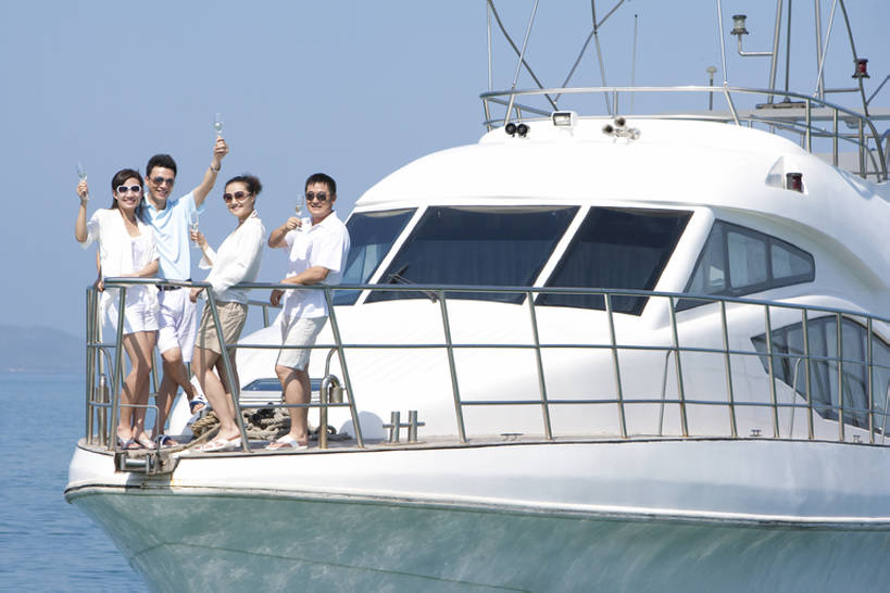 东方人,成年人,中年人,老年人,四个人,栏杆,站,举,笑,微笑,露齿笑,横图,室外,白天,正面,凉鞋,T恤衫,爱情,锻炼,聚会,旅游,度假,快乐,自由,友谊,幸福,比赛,运动,竞争,海洋,水,窗户,船,三亚,日光,中国,亚洲,行人,游客,游人,连接,短裤,服装,庆祝,反射,挡风玻璃,游艇,聚餐,酒类,浪漫,联系,T恤,拿着,注视,休闲装,娱乐,路人,旅客,刺激,酒,饮料,衣服,蓝色,风景,天空,绳子,太阳镜,香槟,夏天,观察,看,托,享受,休闲,舒服,温暖,温馨,短袖,汉字,恩爱,放松,举杯,财富,运输,恋人,服饰,生活方式,观看,甲板,和睦,察看,高雅,优美,享乐,体育运动,衣着,愉悦,穿着,关注,华贵,香槟杯,东亚,陪同,海南岛,万里无云,衣饰,陪伴,过客,无忧无虑,清水市,体育,老年男性,男人,男性,年轻男性,年轻女性,女人,女性,亚洲人,中国人,年轻人,情侣,休闲活动,举起,举手,举着,向上举,向上伸,向上托,全身,健身,旅行,欢乐,伴侣,融洽,挨着,传动装置,伴随,bj175