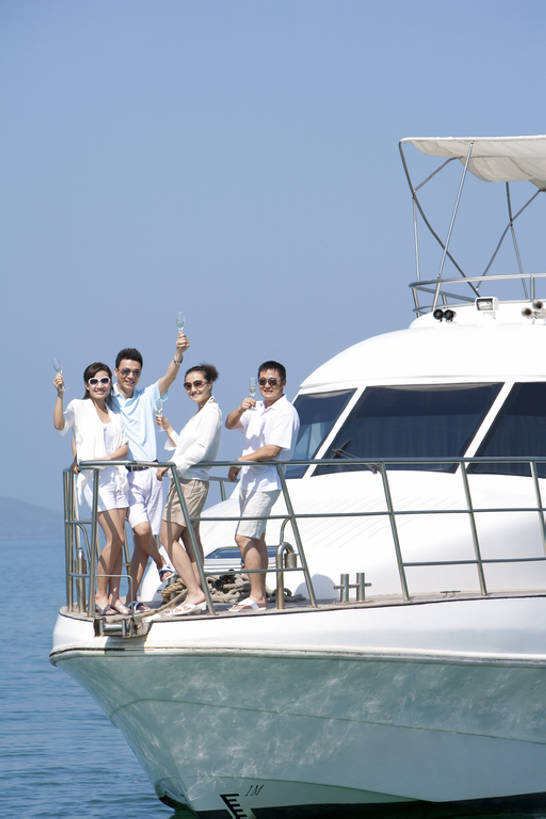 东方人,成年人,中年人,老年人,四个人,栏杆,站,举,笑,微笑,露齿笑,竖图,室外,白天,留白,正面,凉鞋,T恤衫,爱情,锻炼,聚会,旅游,度假,快乐,自由,友谊,幸福,比赛,运动,竞争,海洋,水,窗户,船,三亚,日光,中国,亚洲,行人,游客,游人,连接,短裤,服装,庆祝,反射,挡风玻璃,游艇,聚餐,酒类,浪漫,联系,T恤,拿着,注视,休闲装,娱乐,路人,旅客,刺激,酒,饮料,衣服,蓝色,风景,天空,绳子,太阳镜,香槟,夏天,观察,看,托,享受,休闲,舒服,温暖,温馨,短袖,汉字,恩爱,放松,举杯,财富,运输,恋人,服饰,生活方式,观看,甲板,和睦,察看,高雅,优美,享乐,体育运动,衣着,愉悦,穿着,关注,华贵,肖像,香槟杯,东亚,陪同,海南岛,万里无云,衣饰,陪伴,过客,无忧无虑,清水市,体育,老年男性,男人,男性,年轻男性,年轻女性,女人,女性,亚洲人,中国人,年轻人,情侣,休闲活动,举起,举手,举着,向上举,向上伸,向上托,全身,健身,旅行,欢乐,伴侣,融洽,挨着,传动装置,伴随,bj175