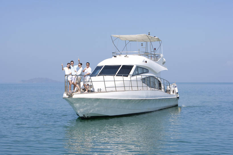 东方人,成年人,中年人,老年人,四个人,栏杆,站,举,笑,微笑,露齿笑,横图,室外,白天,留白,正面,凉鞋,T恤衫,爱情,锻炼,聚会,旅游,度假,快乐,自由,友谊,幸福,比赛,运动,竞争,海洋,山,水,窗户,船,三亚,日光,中国,亚洲,行人,游客,游人,连接,短裤,服装,庆祝,反射,挡风玻璃,游艇,聚餐,酒类,浪漫,联系,T恤,拿着,注视,休闲装,娱乐,路人,旅客,刺激,酒,饮料,衣服,蓝色,风景,天空,绳子,太阳镜,香槟,夏天,观察,看,托,享受,休闲,舒服,温暖,温馨,短袖,汉字,恩爱,放松,举杯,财富,运输,恋人,服饰,生活方式,观看,甲板,和睦,察看,高雅,优美,享乐,体育运动,衣着,愉悦,穿着,关注,华贵,香槟杯,东亚,陪同,海南岛,万里无云,衣饰,陪伴,过客,无忧无虑,清水市,体育,老年男性,男人,男性,年轻男性,年轻女性,女人,女性,亚洲人,中国人,年轻人,情侣,休闲活动,举起,举手,举着,向上举,向上伸,向上托,全身,健身,旅行,欢乐,伴侣,融洽,挨着,传动装置,伴随,bj175