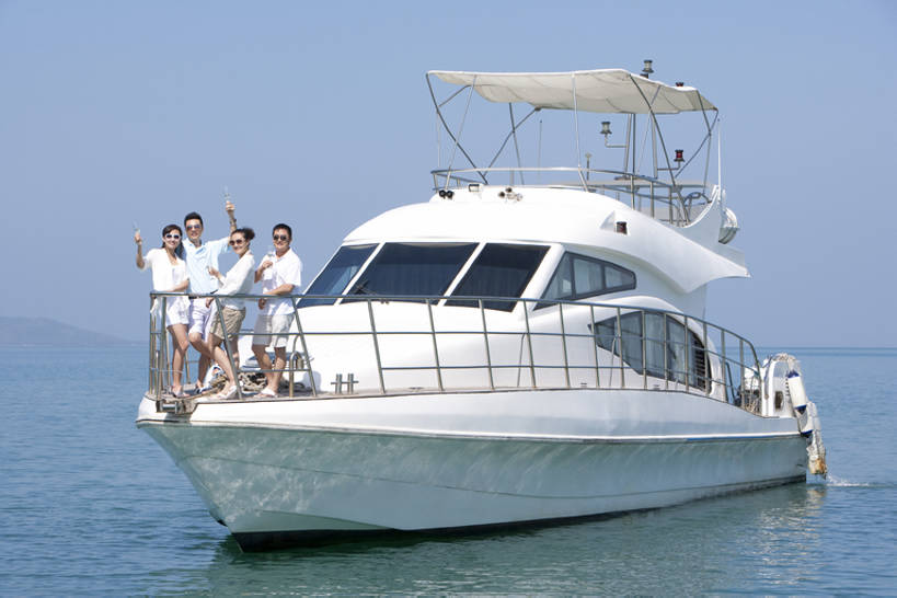 东方人,成年人,中年人,老年人,四个人,栏杆,站,举,笑,微笑,露齿笑,横图,室外,白天,正面,凉鞋,T恤衫,爱情,锻炼,聚会,旅游,度假,快乐,自由,友谊,幸福,比赛,运动,竞争,海洋,山,水,窗户,船,三亚,日光,中国,亚洲,行人,游客,游人,连接,短裤,服装,庆祝,反射,挡风玻璃,游艇,聚餐,酒类,浪漫,联系,T恤,拿着,注视,休闲装,娱乐,路人,旅客,刺激,酒,饮料,衣服,蓝色,风景,天空,绳子,太阳镜,香槟,夏天,观察,看,托,享受,休闲,舒服,温暖,温馨,短袖,汉字,恩爱,放松,举杯,财富,运输,恋人,服饰,生活方式,观看,甲板,和睦,察看,高雅,优美,享乐,体育运动,衣着,愉悦,穿着,关注,华贵,香槟杯,东亚,陪同,海南岛,万里无云,衣饰,陪伴,过客,无忧无虑,清水市,体育,老年男性,男人,男性,年轻男性,年轻女性,女人,女性,亚洲人,中国人,年轻人,情侣,休闲活动,举起,举手,举着,向上举,向上伸,向上托,全身,健身,旅行,欢乐,伴侣,融洽,挨着,传动装置,伴随,bj175