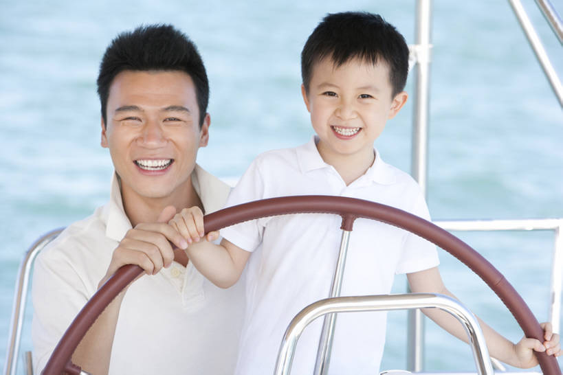帆船,东方人,婴儿,儿童,两个人,家庭,父亲,儿子,站,笑,微笑,露齿笑,横图,室外,白天,正面,T恤衫,锻炼,旅游,度假,快乐,探险,自由,幸福,纯洁,比赛,运动,竞争,海洋,水,船,三亚,中国,亚洲,行人,游客,游人,连接,握,游艇,注视,休闲装,娱乐,路人,旅客,小孩,蓝色,方向盘,绳子,交通工具,夏天,观察,教,看,站着,享受,休闲,温暖,温馨,父子,一家人,短袖,帆,旅游胜地,放松,可爱,乐趣,亲密,探索,童年,童趣,握着,转,财富,摄影,活泼,生活方式,观看,航海,宁静,协助,和睦,察看,知识,享乐,体育运动,关爱,关注,载具,华贵,宝宝,肖像,童真,东亚,纯真,烂漫,无邪,陪同,海南岛,船长,陪伴,过客,无忧无虑,伶俐,冒险,体育,天真,男孩,男人,男性,亚洲人,中国人,孩子,年轻人,休闲活动,站立,半身,彩图,健身,旅行,爱,欢乐,深情,和蔼,融洽,男生,伴随,bj175