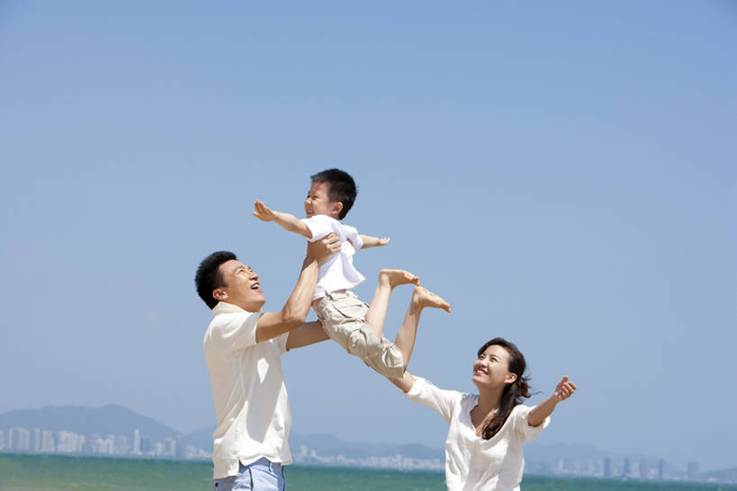 东方人,婴儿,儿童,三个人,家庭,父母,母亲,父亲,儿子,站,举,笑,微笑,露齿笑,横图,室外,白天,留白,正面,T恤衫,旅游,度假,快乐,自由,幸福,纯洁,海洋,水,三亚,日光,中国,亚洲,行人,游客,游人,连接,短裤,服装,沙子,地平线,水平线,半空,玩,休闲装,光脚,娱乐,飞,路人,旅客,小孩,衣服,风景,蓝天,天空,波浪,夏天,托,向上看,站着,享受,休闲,温暖,温馨,一家人,赤脚,短袖,旅游胜地,放松,可爱,乐趣,亲密,童年,童趣,财富,摄影,服饰,活泼,生活方式,动作,和睦,享乐,衣着,穿着,关爱,宝宝,童真,东亚,纯真,烂漫,无邪,陪同,海南岛,衣饰,陪伴,过客,无忧无虑,清水市,伶俐,天真,男孩,男人,男性,年轻男性,年轻女性,女人,女性,亚洲人,中国人,孩子,年轻人,海滩,休闲活动,举起,举手,举着,向上举,向上伸,向上托,站立,半身,彩图,全身,旅行,爱,欢乐,深情,融洽,男生,伴随,bj175