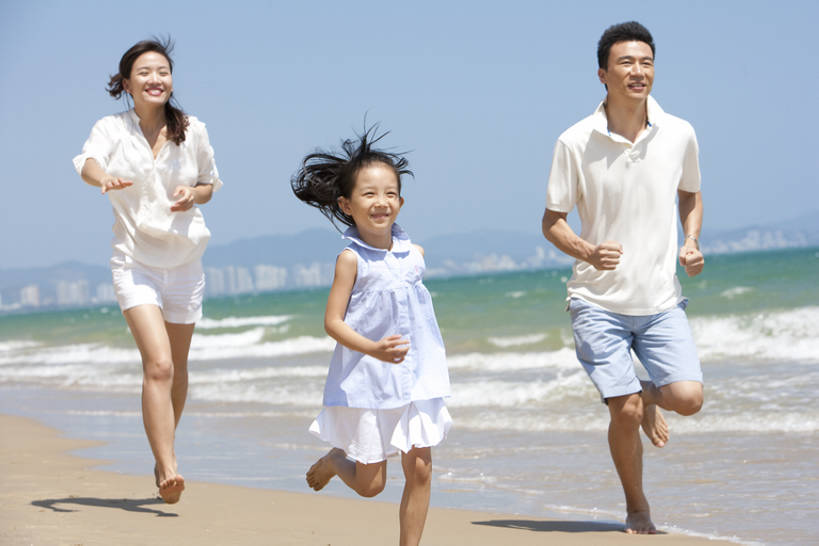 东方人,婴儿,儿童,三个人,家庭,父母,母亲,父亲,女儿,站,跑,笑,微笑,露齿笑,横图,室外,白天,正面,T恤衫,旅游,度假,快乐,自由,幸福,纯洁,海洋,水,三亚,日光,中国,亚洲,行人,游客,游人,连接,追赶,阴影,短裤,服装,沙子,地平线,水平线,玩,休闲装,光脚,娱乐,路人,旅客,刺激,小孩,衣服,蓝色,风景,蓝天,天空,波浪,夏天,站着,享受,休闲,温暖,温馨,一家人,赤脚,短袖,旅游胜地,放松,活力,可爱,乐趣,亲密,童年,童趣,财富,摄影,服饰,活泼,生活方式,吊带裙,动作,和睦,享乐,衣着,穿着,宝宝,童真,东亚,纯真,烂漫,无邪,陪同,海南岛,衣饰,陪伴,过客,无忧无虑,清水市,伶俐,天真,男孩,男人,男性,年轻男性,年轻女性,女孩,女人,女性,亚洲人,中国人,孩子,年轻人,海滩,休闲活动,站立,彩图,全身,旅行,爱,欢乐,深情,融洽,男生,伴随,bj175