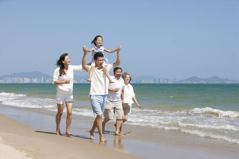 东方人,婴儿,儿童,老年人,家庭,父母,母亲,父亲,女儿,祖父母,祖母,祖父,站,笑,微笑,露齿笑,横图,室外,白天,留白,正面,T恤衫,旅游,度假,快乐,自由,幸福,纯洁,海洋,水,三亚,日光,中国,亚洲,五个人,行人,游客,游人,连接,湿,握,阴影,短裤,服装,沙子,地平线,水平线,玩,休闲装,光脚,娱乐,路人,旅客,小孩,衣服,风景,蓝天,天空,波浪,夏天,扛,站着,享受,休闲,温暖,温馨,一家人,赤脚,短袖,旅游胜地,放松,可爱,亲密,童年,童趣,握着,财富,摄影,服饰,活泼,生活方式,和睦,享乐,衣着,穿着,关爱,运送,宝宝,童真,东亚,纯真,烂漫,无邪,陪同,海南岛,衣饰,陪伴,过客,无忧无虑,清水市,伶俐,天真,老年男性,老年女性,男孩,男人,男性,年轻男性,年轻女性,女孩,女人,女性,亚洲人,中国人,孩子,年轻人,孙女,海滩,休闲活动,步行,站立,彩图,全身,旅行,欢乐,深情,融洽,男生,伴随,bj175