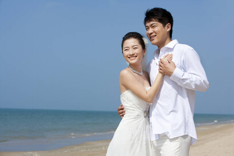 东方人,两个人,夫妻,丈夫,妻子,新娘,新郎,笑,微笑,露齿笑,横图,室外,白天,留白,正面,婚纱,衬衫,爱情,婚礼,旅游,度假,快乐,幸福,海洋,水,三亚,日光,中国,亚洲,连接,庆祝,并排,沙子,水平线,浪漫,娱乐,蓝色,蓝天,波浪,夏天,站着,享受,休闲,恩爱,放松,亲密,恋人,摄影,热带气候,享乐,蜜月,东亚,陪同,海南岛,陪伴,开端,男人,男性,年轻男性,年轻女性,女人,女性,亚洲人,中国人,年轻人,夫妇,情侣,海滩,手牵手,拥抱,彩图,爱,欢乐,深情,伴侣,订婚,伴随,bj175
