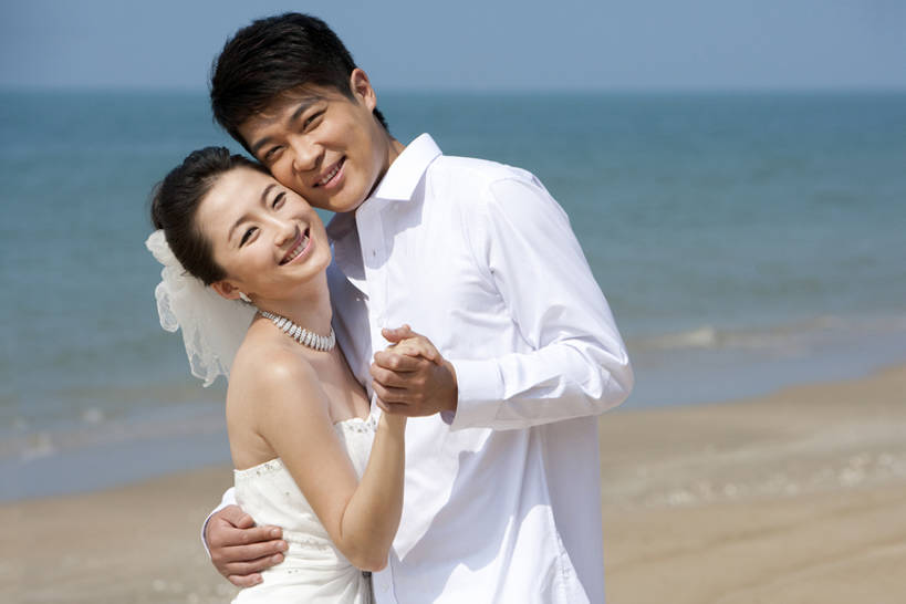 东方人,两个人,夫妻,丈夫,妻子,新娘,新郎,笑,微笑,露齿笑,横图,室外,白天,留白,正面,婚纱,衬衫,爱情,婚礼,旅游,度假,快乐,幸福,海洋,水,三亚,日光,中国,亚洲,连接,庆祝,并排,沙子,水平线,浪漫,注视,娱乐,相视,蓝色,蓝天,波浪,夏天,观察,看,站着,享受,休闲,面对面,恩爱,放松,亲密,恋人,摄影,观看,对视,察看,热带气候,享乐,互视,关注,肖像,相对,蜜月,东亚,陪同,海南岛,相看,陪伴,开端,男人,男性,年轻男性,年轻女性,女人,女性,亚洲人,中国人,年轻人,夫妇,情侣,海滩,手牵手,拥抱,半身,彩图,爱,欢乐,深情,伴侣,订婚,伴随,bj175