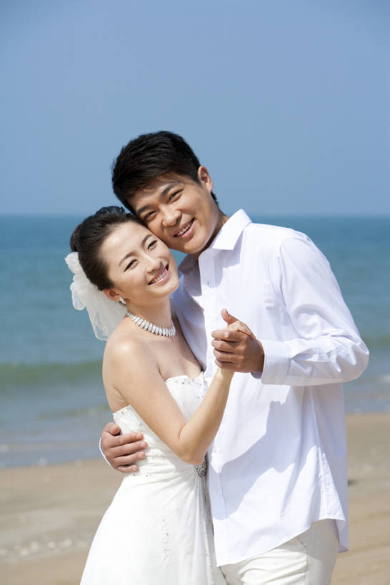 东方人,两个人,夫妻,丈夫,妻子,新娘,新郎,笑,微笑,露齿笑,竖图,室外,白天,留白,正面,婚纱,衬衫,爱情,婚礼,旅游,度假,快乐,幸福,海洋,水,三亚,日光,中国,亚洲,连接,庆祝,并排,沙子,水平线,浪漫,注视,娱乐,相视,蓝色,蓝天,波浪,夏天,观察,看,站着,享受,休闲,面对面,恩爱,放松,亲密,恋人,摄影,观看,对视,察看,热带气候,享乐,互视,关注,肖像,相对,蜜月,东亚,陪同,海南岛,相看,陪伴,开端,男人,男性,年轻男性,年轻女性,女人,女性,亚洲人,中国人,年轻人,夫妇,情侣,海滩,手牵手,拥抱,彩图,爱,欢乐,深情,伴侣,订婚,伴随,bj175
