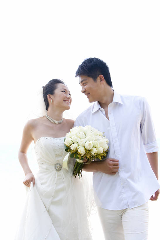 东方人,两个人,夫妻,丈夫,妻子,新娘,新郎,笑,微笑,露齿笑,竖图,室外,白天,留白,抠图,白色背景,正面,仰视,婚纱,衬衫,爱情,婚礼,快乐,欣喜若狂,兴奋,幸福,玫瑰,三亚,日光,中国,亚洲,勾,连接,挽,握,庆祝,并排,浪漫,刺激,蓝天,花束,夏天,面对面,恩爱,亲密,勾着,握着,恋人,摄影,享乐,蜜月,挽着,东亚,陪同,海南岛,陪伴,开端,男人,男性,年轻男性,年轻女性,女人,女性,亚洲人,中国人,年轻人,夫妇,情侣,步行,彩图,低角度拍摄,爱,欢乐,深情,伴侣,订婚,伴随,bj175