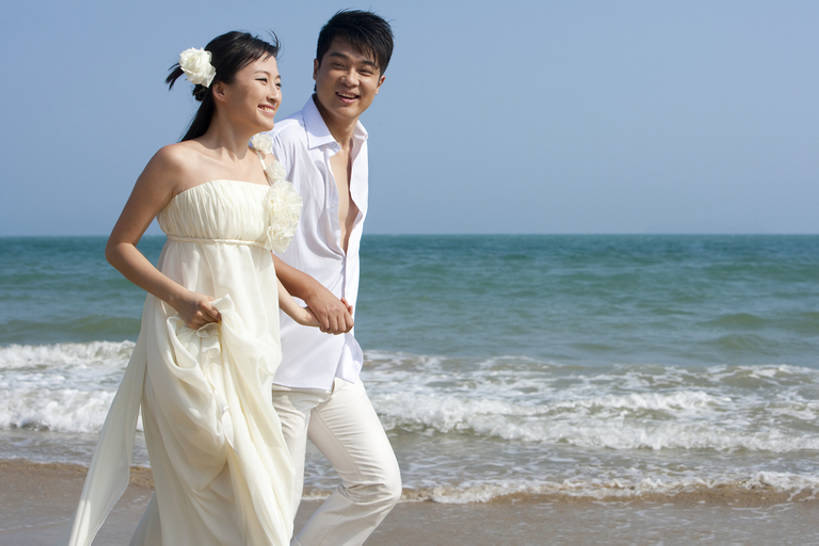 东方人,两个人,夫妻,丈夫,妻子,新娘,新郎,跑,笑,微笑,露齿笑,横图,室外,白天,留白,正面,婚纱,衬衫,爱情,婚礼,旅游,度假,快乐,幸福,海洋,水,三亚,日光,中国,亚洲,连接,庆祝,并排,沙子,水平线,浪漫,娱乐,蓝色,蓝天,波浪,夏天,享受,休闲,恩爱,放松,亲密,恋人,摄影,热带气候,享乐,蜜月,东亚,陪同,海南岛,陪伴,开端,男人,男性,年轻男性,年轻女性,女人,女性,亚洲人,中国人,年轻人,夫妇,情侣,海滩,手牵手,彩图,爱,欢乐,深情,伴侣,订婚,伴随,bj175