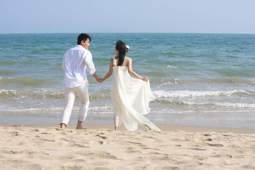 东方人,两个人,夫妻,丈夫,妻子,新娘,新郎,跑,微笑,横图,室外,白天,婚纱,衬衫,爱情,婚礼,旅游,度假,快乐,幸福,海洋,三亚,日光,中国,亚洲,连接,并排,沙子,浪漫,光脚,娱乐,背面,白色,夏天,享受,休闲,面对面,赤脚,恩爱,放松,亲密,恋人,摄影,生活方式,后背,高雅,热带气候,享乐,蜜月,东亚,陪同,海南岛,陪伴,开端,无忧无虑,男人,男性,年轻男性,年轻女性,女人,女性,亚洲人,中国人,年轻人,夫妇,情侣,海滩,手牵手,彩图,全身,爱,欢乐,深情,伴侣,和蔼,订婚,伴随,bj175