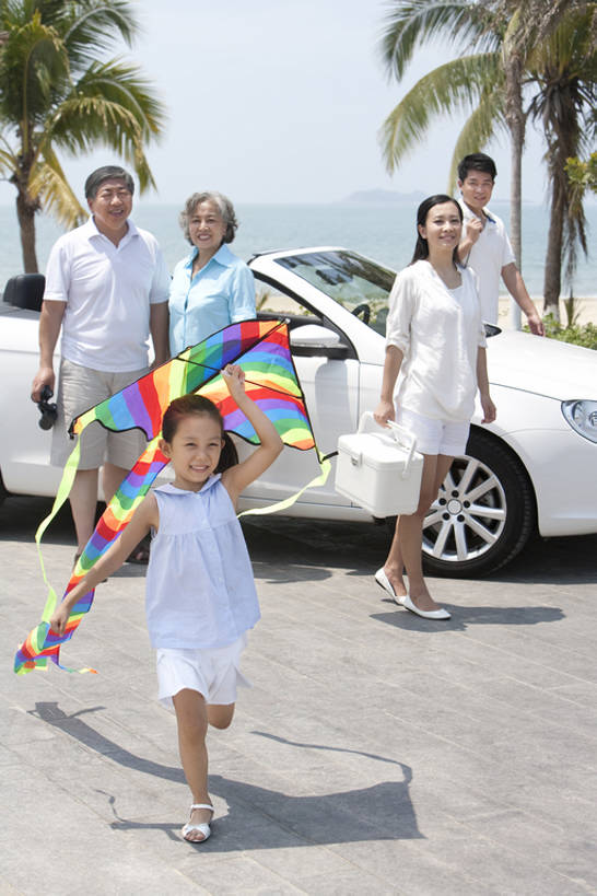 东方人,婴儿,儿童,老年人,家庭,父母,母亲,父亲,女儿,祖父母,祖母,祖父,站,跑,举,笑,微笑,露齿笑,竖图,室外,白天,正面,凉鞋,T恤衫,旅游,度假,快乐,兴奋,幸福,纯洁,海洋,美景,路,汽车,棕榈树,三亚,中国,亚洲,五个人,行人,游客,游人,连接,握,阴影,短裤,服装,沙子,地平线,海岸线,景观,路边,水平线,野餐,跑车,休闲装,娱乐,路人,旅客,刺激,车,小孩,衣服,风景,蓝天,自然,风筝,交通工具,轿车,夏天,托,站着,享受,休闲,温暖,温馨,一家人,短袖,景色,放松,可爱,乐趣,握着,财富,运输,摄影,服饰,活泼,生活方式,观看,吊带裙,和睦,舒适,热带气候,享乐,衣着,穿着,运送,自然风光,载具,华贵,宝宝,东亚,纯真,烂漫,无邪,陪同,海南岛,双筒望远镜,衣饰,陪伴,过客,无忧无虑,冷却器,伶俐,天真,团结,老年男性,老年女性,男孩,男人,男性,年轻男性,年轻女性,女孩,女人,女性,亚洲人,中国人,孩子,年轻人,孙女,海滩,休闲活动,椰子树,举起,举手,举着,向上举,向上伸,向上托,站立,彩图,全身,旅行,欢乐,融洽,男生,伴随,bj175