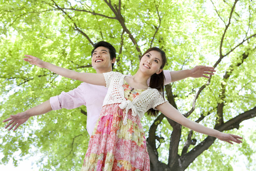 东方人,成年人,两个人,公园,举,笑,微笑,露齿笑,横图,室外,白天,正面,仰视,衬衫,爱情,旅游,度假,快乐,自由,友谊,幸福,纯洁,美景,北京,中国,亚洲,连接,景观,浪漫,玩,休闲装,娱乐,飞,树,绿色,自然,夏天,亲昵,托,站着,享受,休闲,温暖,温馨,景色,恩爱,放松,可爱,乐趣,亲密,童年,童趣,约会,恋人,摄影,生活方式,吊带裙,和睦,享乐,关爱,自然风光,童真,东亚,烂漫,无邪,陪同,陪伴,无忧无虑,天真,男人,男性,年轻男性,年轻女性,女人,女性,亚洲人,中国人,年轻人,情侣,休闲活动,举起,举手,举着,向上举,向上伸,向上托,张开手臂,彩图,低角度拍摄,爱,欢乐,深情,伴侣,和蔼,融洽,伴随,bj175