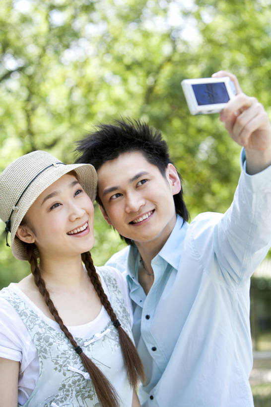 东方人,成年人,两个人,公园,举,笑,微笑,露齿笑,竖图,室外,白天,正面,衬衫,爱情,旅游,度假,快乐,兴奋,友谊,幸福,纯洁,美景,帽子,相机,北京,中国,亚洲,连接,握,并排,景观,浪漫,休闲装,娱乐,刺激,树,自然,数码相机,遮阳帽,夏天,看,亲昵,托,站着,享受,休闲,温暖,温馨,景色,恩爱,放松,可爱,亲密,童年,童趣,握着,自拍,约会,恋人,摄影,生活方式,吊带裙,和睦,享乐,关爱,自然风光,记忆,肖像,童真,东亚,烂漫,无邪,陪同,陪伴,天真,男人,男性,年轻男性,年轻女性,女人,女性,亚洲人,中国人,年轻人,情侣,休闲活动,举起,举手,举着,向上举,向上伸,向上托,半身,彩图,爱,欢乐,深情,照相,伴侣,融洽,摆拍,伴随,bj175