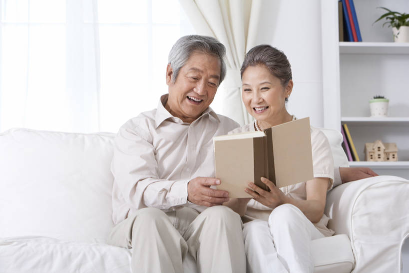 东方人,老年人,头发,两个人,家庭,丈夫,妻子,客厅,笑,微笑,露齿笑,横图,室内,白天,正面,衬衫,快乐,满意,幸福,合作,窗帘,家具,沙发,书架,北京,日光,中国,亚洲,连接,握,服装,并排,教育,联系,休闲装,刺激,衣服,白色,温暖,温馨,一家人,放松,亲密,读,握着,摄影,服饰,生活方式,和睦,起居室,舒适,知识,享乐,衣着,穿着,东亚,陪同,衣饰,陪伴,无忧无虑,老年男性,老年女性,男人,男性,女人,女性,亚洲人,中国人,书,休闲活动,坐着,彩图,爱,欢乐,深情,融洽,人老心不老,精装书,伴随,bj175