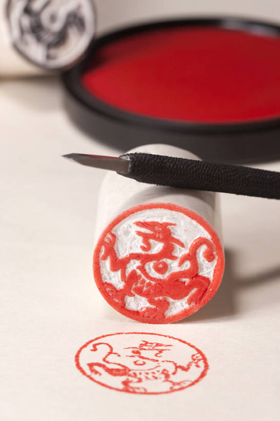 竖图,特写,奢侈,成功,海豹,静物,北京,中国,亚洲,艺术,龙,雕刻,工具,办公用品,古典,豪华,历史,传统,文具,红色,刀,四个,摄影,印章,华丽,办公设备,文具用品,图章,高贵,中国文化,图腾,传说,宣纸,古典风格,签署,印泥,东亚,文化工具,祥瑞,富丽,灵兽,权势,尊荣,鉴定,华美,古代文明,幸运,彩图,影棚拍摄,传统文化,华侈,奢华,过去,bj175