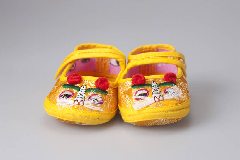 横图,特写,纯洁,静物,鞋子,纺织品,北京,中国,亚洲,灰色背景,一对,古典,传统,两个,婴儿鞋,拖鞋,可爱,童年,童趣,摄影,虎头鞋,中国文化,古典风格,童真,东亚,烂漫,无邪,古代文明,天真,彩图,影棚拍摄,传统文化,bj175